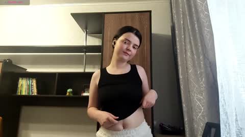 Snapshot of loudeguise chatting on 06-25-26, 09:14 Esma online show from 06-25-26, 09:14