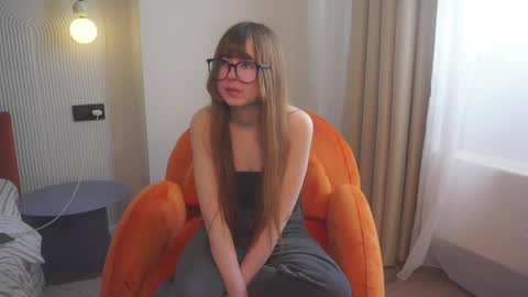 Snapshot of louettakarn chatting on 05-16-26, 10:36 Sade online show from 05-16-26, 10:36