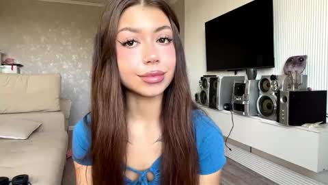 Snapshot of louiswawrzyniak chatting on 05-25-26, 07:58 Flora online show from 05-25-26, 07:58