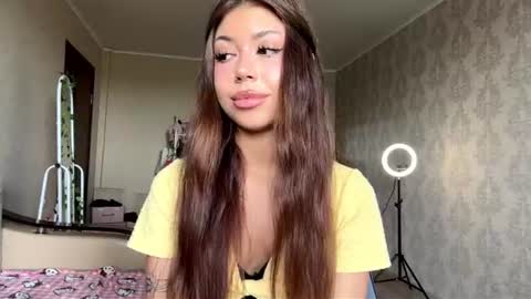 Snapshot of louiswawrzyniak chatting on 06-11-26, 08:23 Flora online show from 06-11-26, 08:23