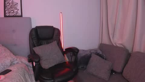 Snapshot of lourreinstounn chatting on 10-22-25, 12:33 Lourrein Stoun Independiente online show from 10-22-25, 12:33