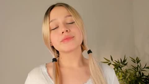 Snapshot of love_audirs6 chatting on 11-12-25, 01:11 Eva online show from 11-12-25, 01:11