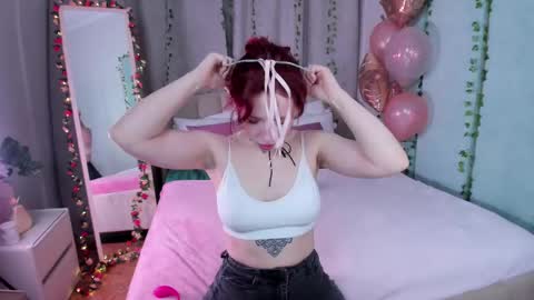 Snapshot of love_is_lola chatting on 02-25-25, 01:30 Lola online show from 02-25-25, 01:30