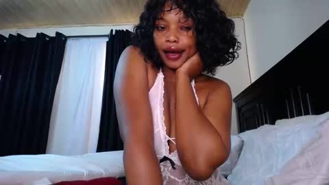 Snapshot of love_niahh chatting on 03-27-26, 12:05 niahh online show from 03-27-26, 12:05