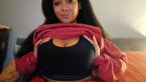 Snapshot of love_raquel_xo chatting on 07-01-26, 03:30 Raquel Love online show from 07-01-26, 03:30
