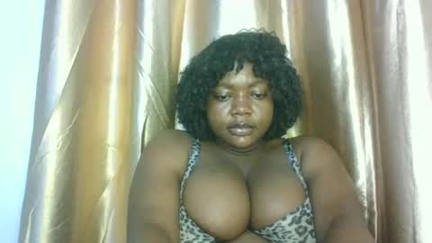 Snapshot of lovecumsluttie chatting on 03-11-26, 11:00 mila online show from 03-11-26, 11:00