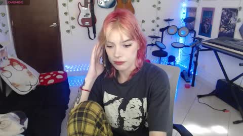 Snapshot of lovely_cass chatting on 12-18-25, 04:46 Cassie online show from 12-18-25, 04:46