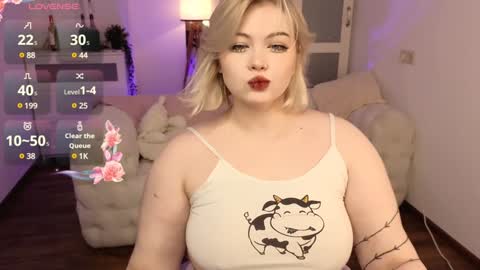 Snapshot of lovely_leilla chatting on 01-08-25, 10:16 lovely_leilla online show from 01-08-25, 10:16