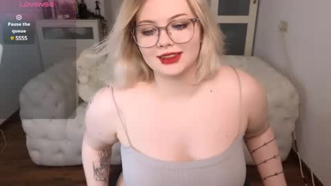 Snapshot of lovely_leilla chatting on 03-10-25, 04:07 lovely_leilla online show from 03-10-25, 04:07
