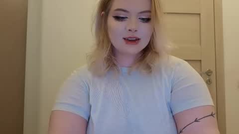 Snapshot of lovely_leilla chatting on 10-17-25, 06:10 lovely_leilla online show from 10-17-25, 06:10