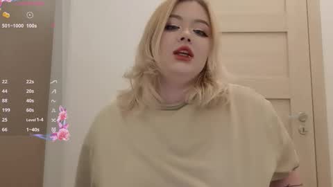 Snapshot of lovely_leilla chatting on 10-29-25, 10:33 lovely_leilla online show from 10-29-25, 10:33