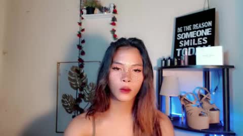 Snapshot of lovely_oliviax chatting on 04-17-26, 12:19 KATE online show from 04-17-26, 12:19