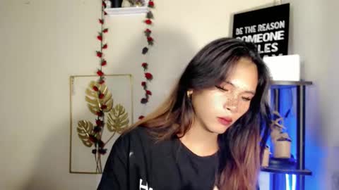 Snapshot of lovely_oliviax chatting on 04-23-26, 01:24 KATE online show from 04-23-26, 01:24