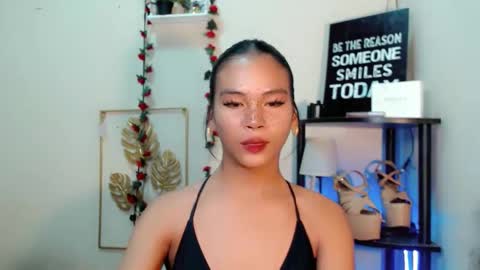 Snapshot of lovely_oliviax chatting on 04-26-26, 05:21 KATE online show from 04-26-26, 05:21