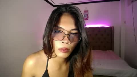Snapshot of lovely_oliviax chatting on 05-13-26, 04:43 KATE online show from 05-13-26, 04:43