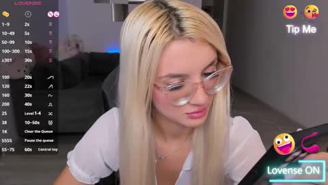 lovelybianca_ online show from 10-17-25, 07:27