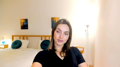 Mia online show from 12-11-24, 04:31