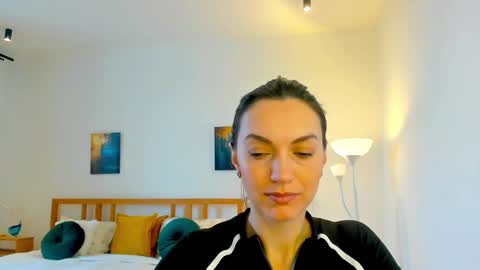 Mia online show from 12-16-24, 07:48