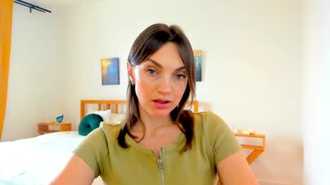 Mia online show from 12-18-24, 09:04