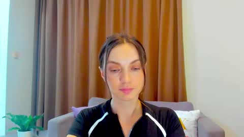 Mia online show from 09-12-25, 10:26