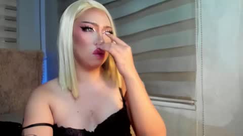Snapshot of lovelymarie69 chatting on 09-11-25, 05:46 Rebeca online show from 09-11-25, 05:46