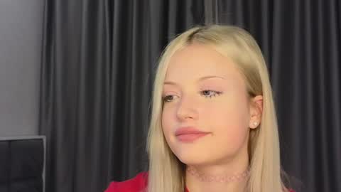 Snapshot of lovendy chatting on 12-30-24, 06:05 NTMY IM LANA online show from 12-30-24, 06:05