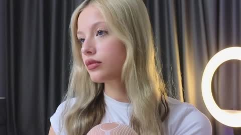 Snapshot of lovendy chatting on 01-23-25, 01:45 NTMY IM LANA online show from 01-23-25, 01:45