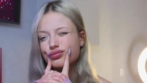 Snapshot of lovendy chatting on 01-25-25, 04:03 NTMY IM LANA online show from 01-25-25, 04:03