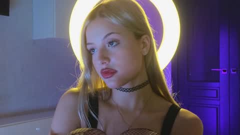Snapshot of lovendy chatting on 01-30-25, 01:21 NTMY IM LANA online show from 01-30-25, 01:21