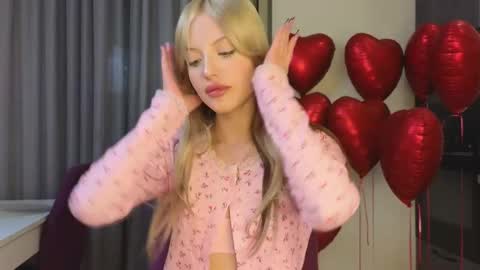 Snapshot of lovendy chatting on 02-14-25, 06:29 NTMY IM LANA online show from 02-14-25, 06:29