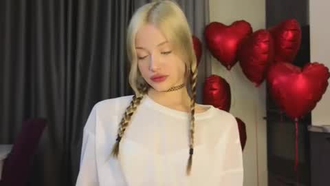 Snapshot of lovendy chatting on 02-19-25, 02:23 NTMY IM LANA online show from 02-19-25, 02:23