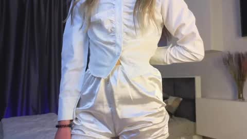Snapshot of lovendy chatting on 02-28-25, 02:20 NTMY IM LANA online show from 02-28-25, 02:20