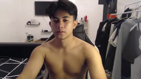 Snapshot of loverboyph04 chatting on 10-06-25, 05:05 loverboyph04 online show from 10-06-25, 05:05