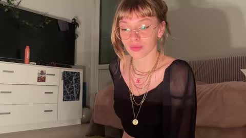 lovesstation online show from 10-18-25, 06:08