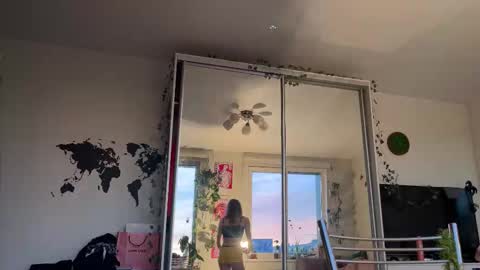 lovesstation online show from 10-19-25, 02:40