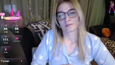 Snapshot of lovingfeetheels chatting on 03-03-26, 07:42 Antonia online show from 03-03-26, 07:42