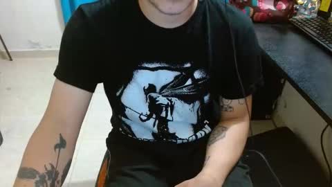 Snapshot of lpsoldi3r chatting on 10-15-25, 01:06 SoldierHugeCock online show from 10-15-25, 01:06