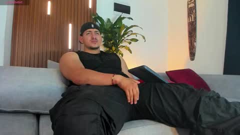 Snapshot of lucasanto_ chatting on 11-11-25, 01:38 LUCA SANTOS online show from 11-11-25, 01:38