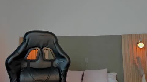 Snapshot of luccia_smith chatting on 02-15-26, 02:19 L U C C I A online show from 02-15-26, 02:19