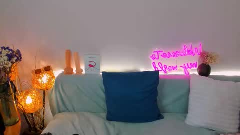 Snapshot of lucia_lucky chatting on 11-15-25, 04:43 Sindy online show from 11-15-25, 04:43