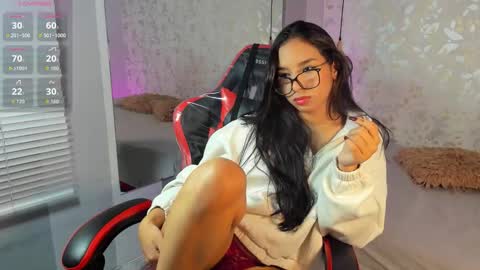 Snapshot of lucia_oregon chatting on 10-22-25, 01:11 L U C I A online show from 10-22-25, 01:11