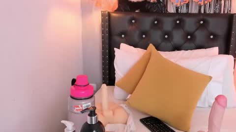 Snapshot of lucia_rios chatting on 10-27-25, 07:18 Lucia online show from 10-27-25, 07:18