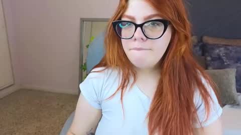 Snapshot of lucie_nicolls chatting on 01-12-25, 07:43 Lucie online show from 01-12-25, 07:43