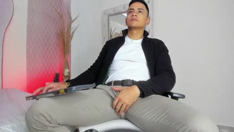 Snapshot of lucii_fer_ chatting on 04-12-26, 12:21 Leo online show from 04-12-26, 12:21