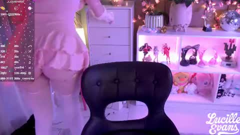 Snapshot of lucille_evans chatting on 06-18-26, 02:12 Lucy UwU online show from 06-18-26, 02:12