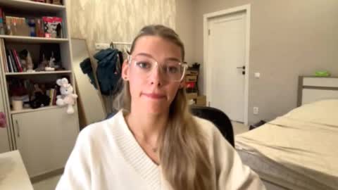 Emilia online show from 09-26-25, 07:34