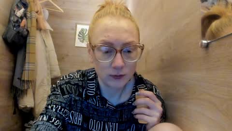 Snapshot of lucky_licky20 chatting on 12-15-24, 04:07 lucky_licky20 online show from 12-15-24, 04:07
