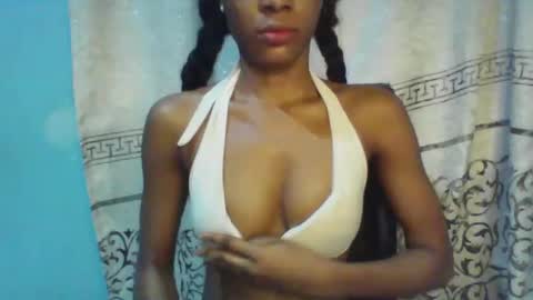 Snapshot of luckymadequeen chatting on 01-20-25, 04:10 Gloria online show from 01-20-25, 04:10