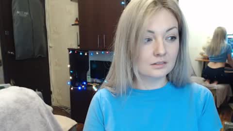Snapshot of luckyshotgirl chatting on 12-21-24, 06:44 LuckyShot online show from 12-21-24, 06:44