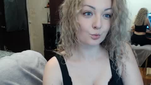 Snapshot of luckyshotgirl chatting on 01-15-25, 07:12 LuckyShot online show from 01-15-25, 07:12